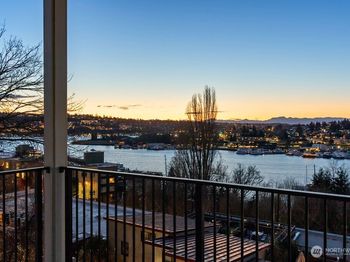 2921 Franklin Avenue E