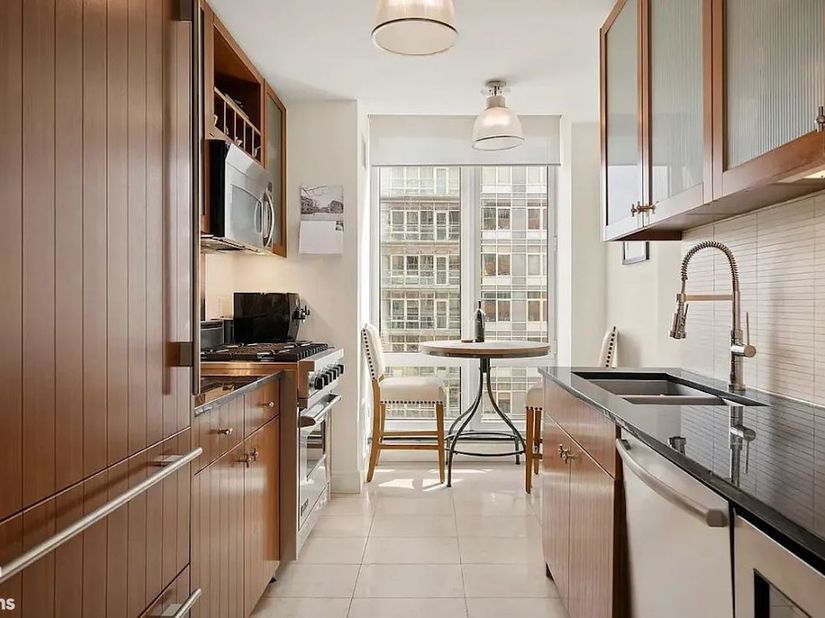 250 East 53rd Street 2702, New York NY 10022