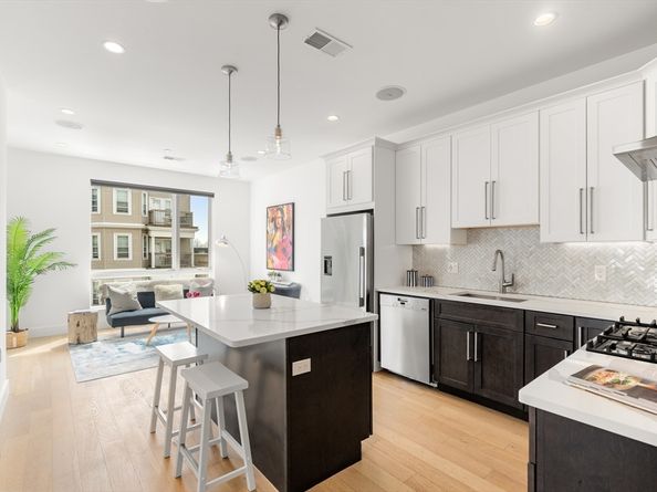 946 Saratoga St 204, Boston MA 02128