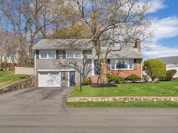 105 Macarthur Rd, Stoneham MA 02180