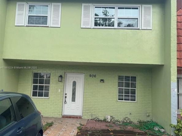 906 SW 74th Ave, North Lauderdale FL 33068