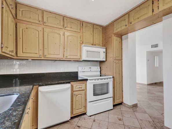 2025 NE 164th St 716, North Miami Beach FL 33162