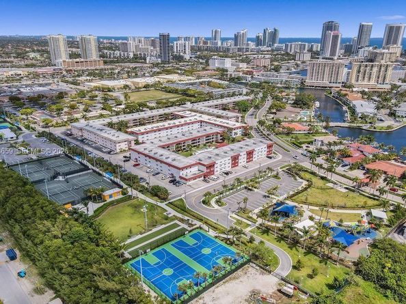 580 Egret Dr 212, Hallandale Beach FL 33009