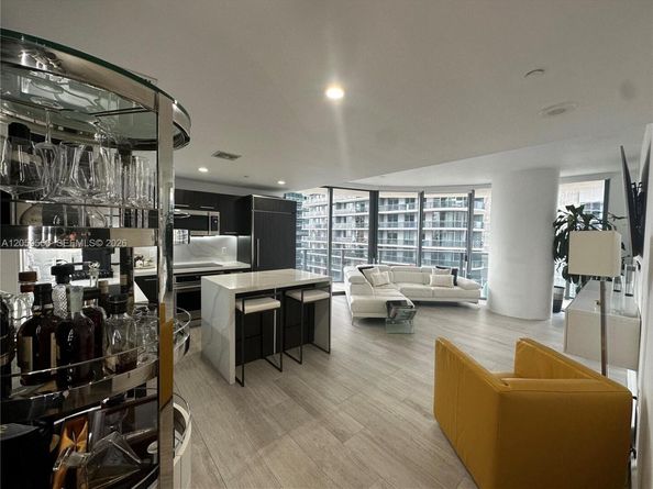 45 SW 9th St 2501, Miami FL 33130