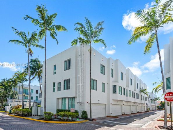 2134 Van Buren St 306, Hollywood FL 33020