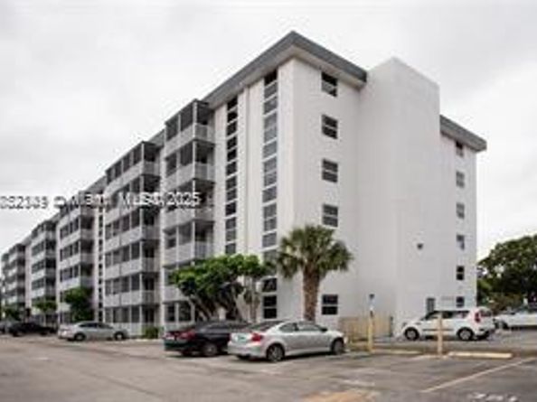 16950 W Dixie Hwy A230 Hwy 230, North Miami Beach FL 33160