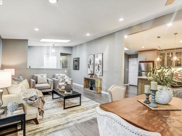 7 Saint Stephens Dr, Orinda CA 94563