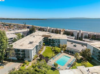 960 Shorepoint Court