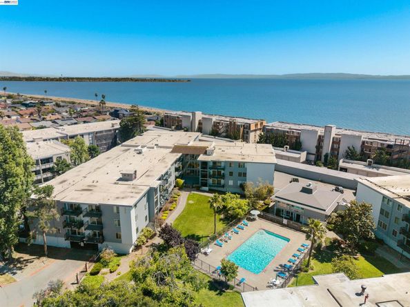 960 Shorepoint Court 214, Alameda CA 94501