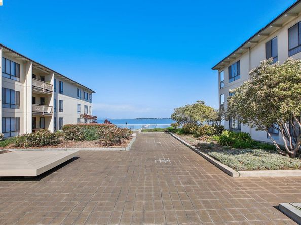 9 Commodore Dr A207, Emeryville CA 94608