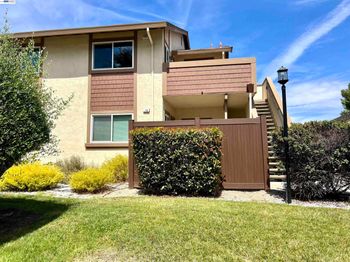 136 Hackamore Ln