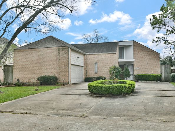 11747 Riverview Dr, Houston TX 77077