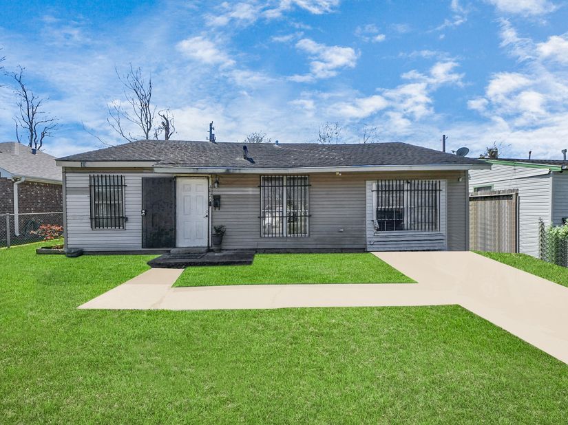 4926 Van Fleet Street, Houston TX 77033