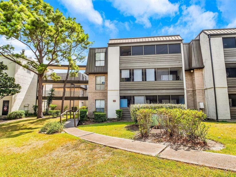 3035 Walnut Bend Lane 35, Houston TX 77042