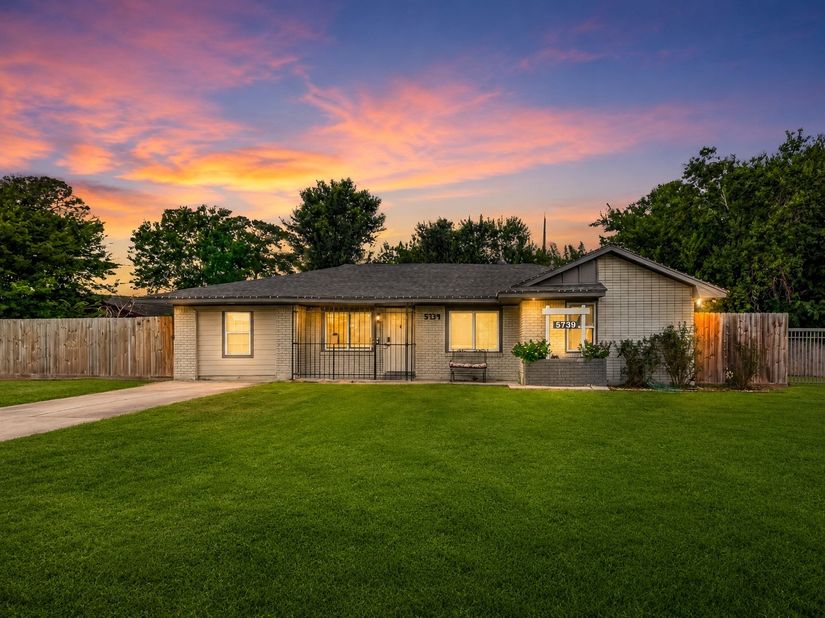 5739 Waterford Drive, Houston TX 77033