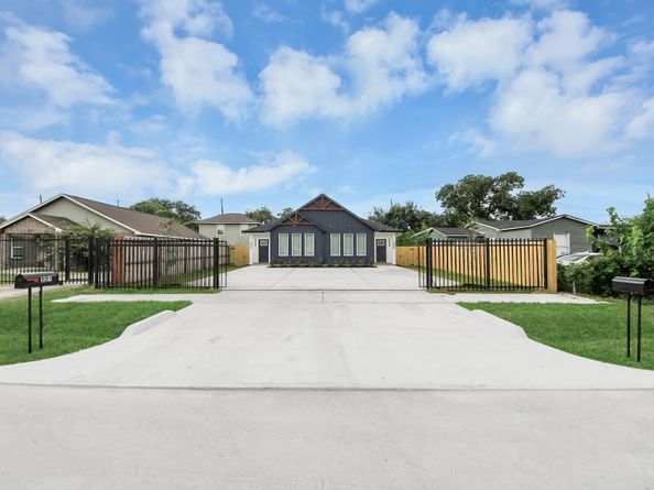 221 Armstrong Street, Houston TX 77029