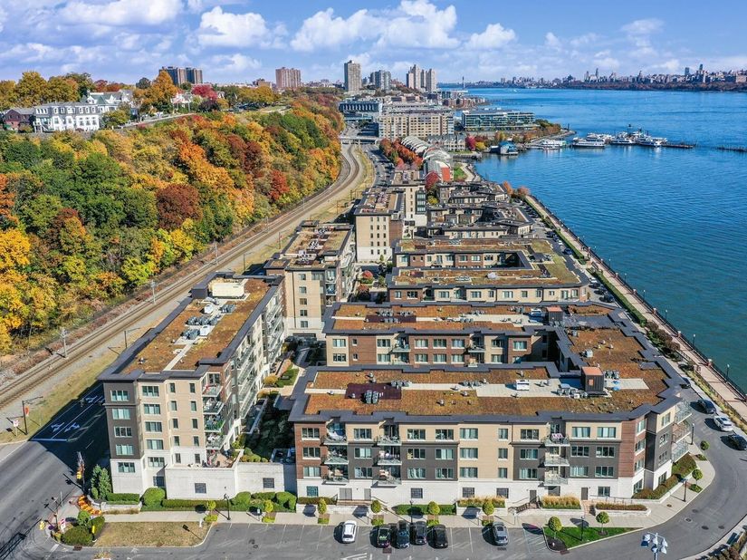 150 Henley Pl 213, Weehawken NJ 07086