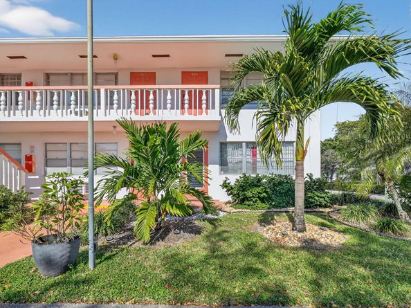 113 Windsor F, West Palm Beach FL 33417