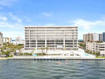407 N Riverside Drive