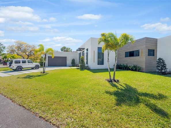 1000 SW 93rd Ave, Plantation FL 33324