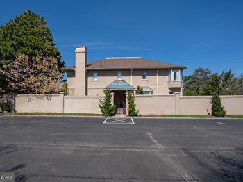 1044 Lindy Lane