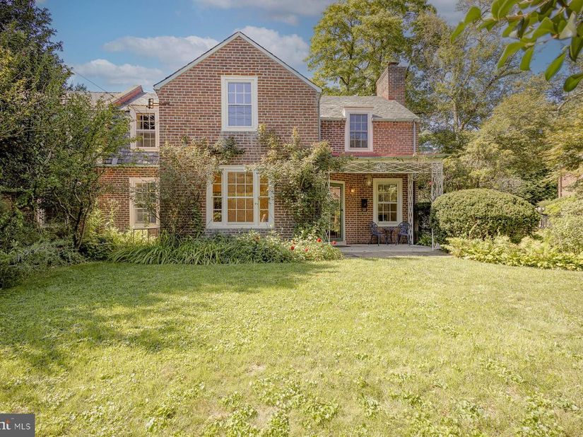 2 Tohopeka Lane, Philadelphia PA 19118