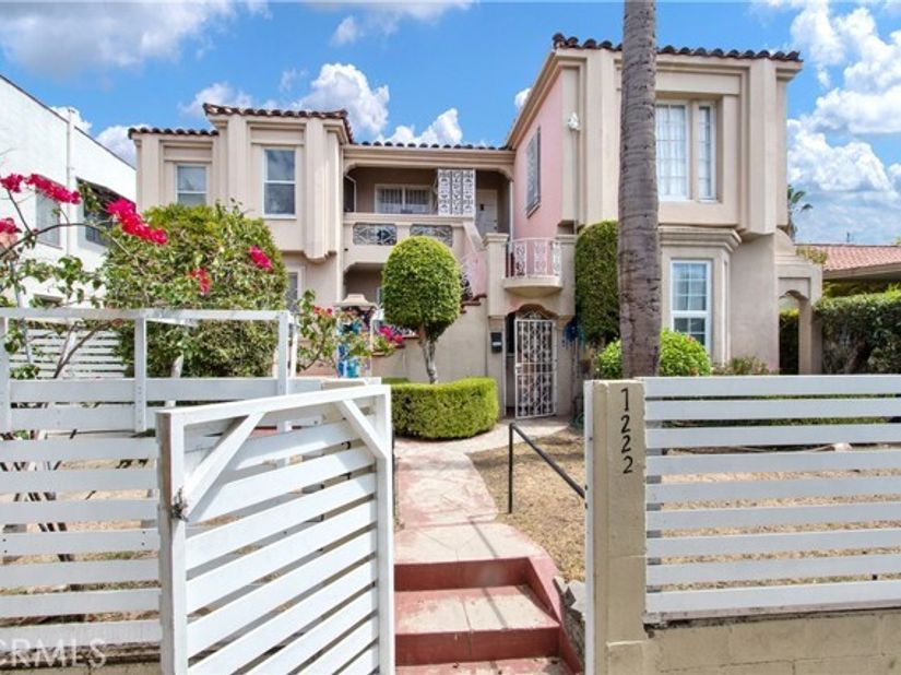 1222 S Cloverdale, Los Angeles CA 90019