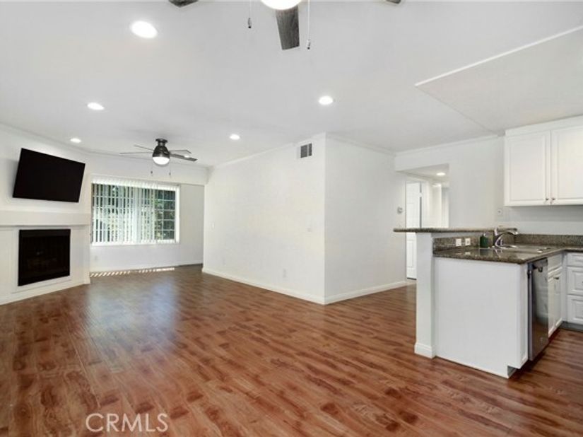 5525 Canoga Avenue 124, Woodland Hills (los Angeles) CA 91367