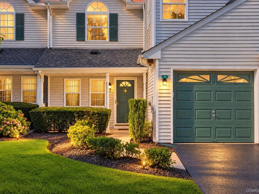 3 Plantation Drive, Hauppauge NY 11788