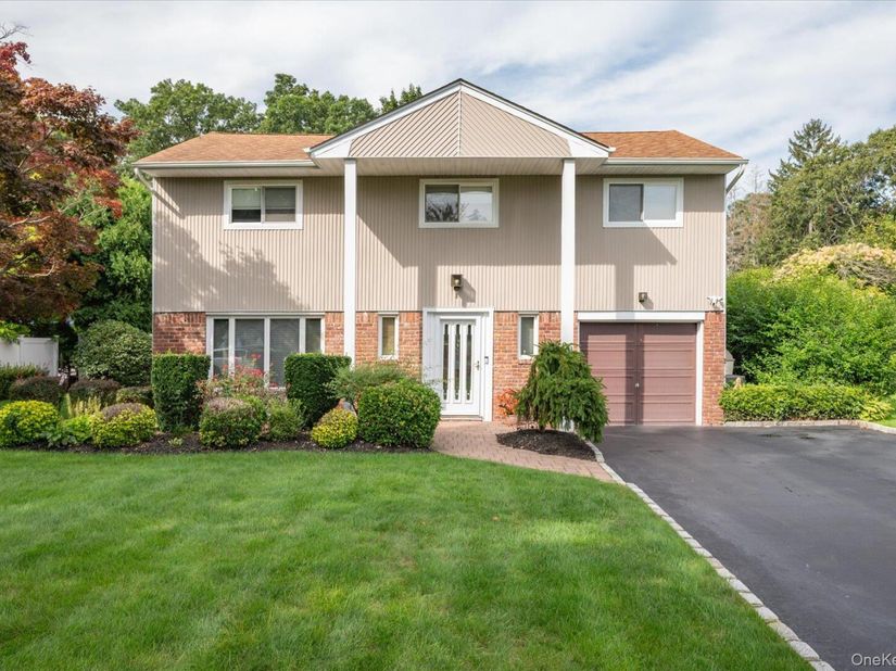 10 Klaibar Lane, East Northport NY 11731