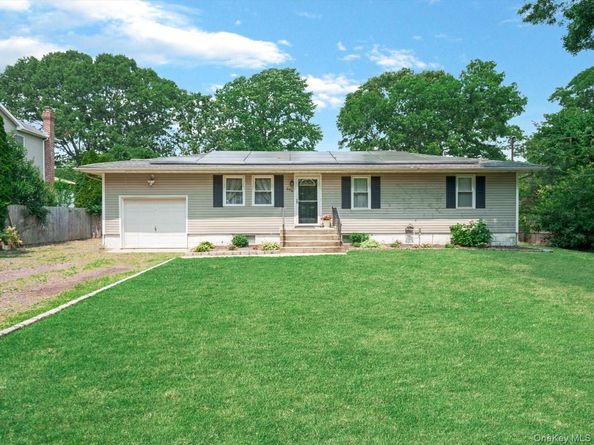 269 Carleton Drive E, Shirley NY 11967