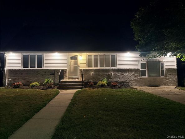 25 Lois Lane, Farmingdale NY 11735