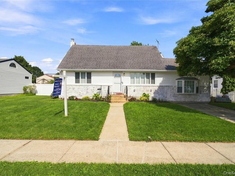 25 Lois Lane, Farmingdale NY 11735