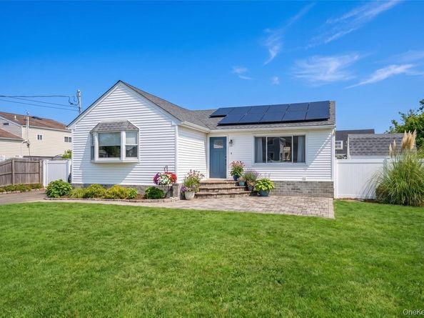 20 E Seacrest Avenue, Lindenhurst NY 11757