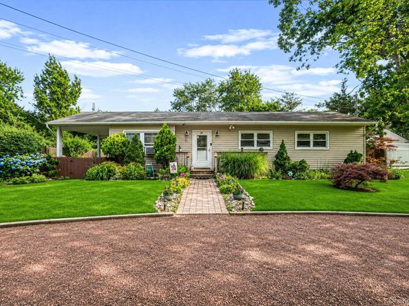 22 Jane Street, Selden NY 11784