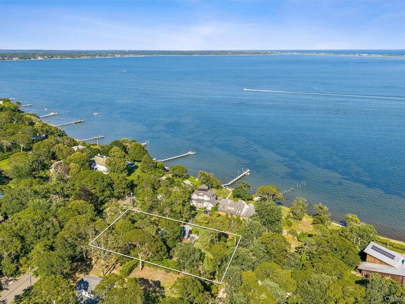 172 Bay Avenue E, Hampton Bays NY 11946