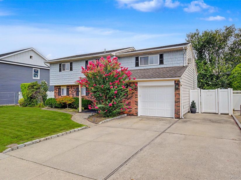 16 Hunt Place, Bethpage NY 11714