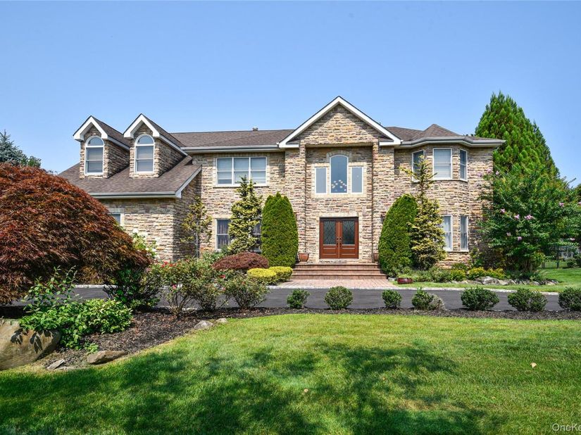5 Home Court, Huntington NY 11743