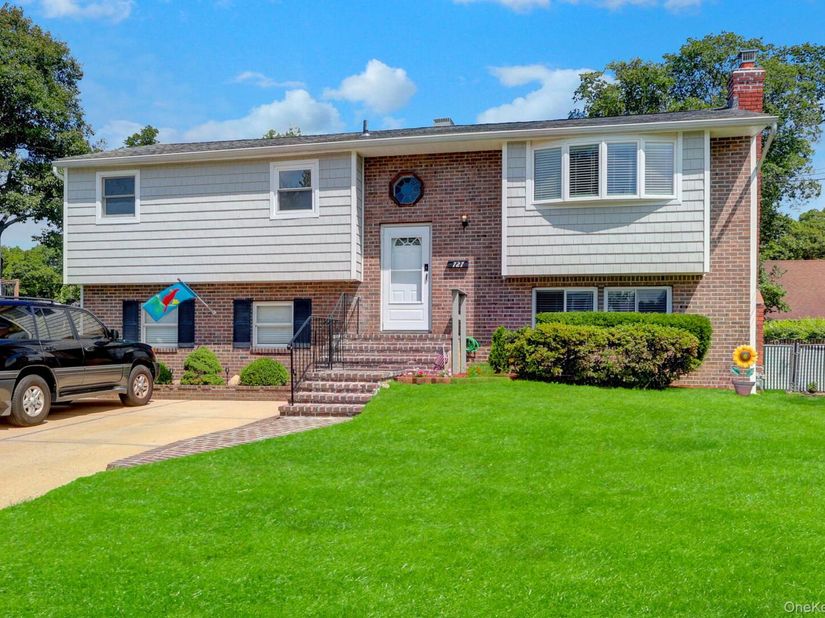 727 Peter Paul Drive, West Islip NY 11795
