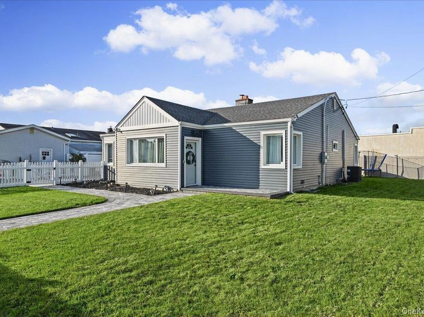 865 N Broadway, Massapequa NY 11758
