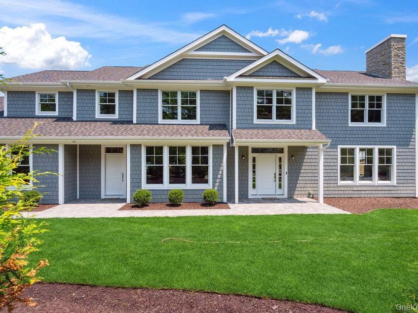 48 Plainview Road, Woodbury NY 11797