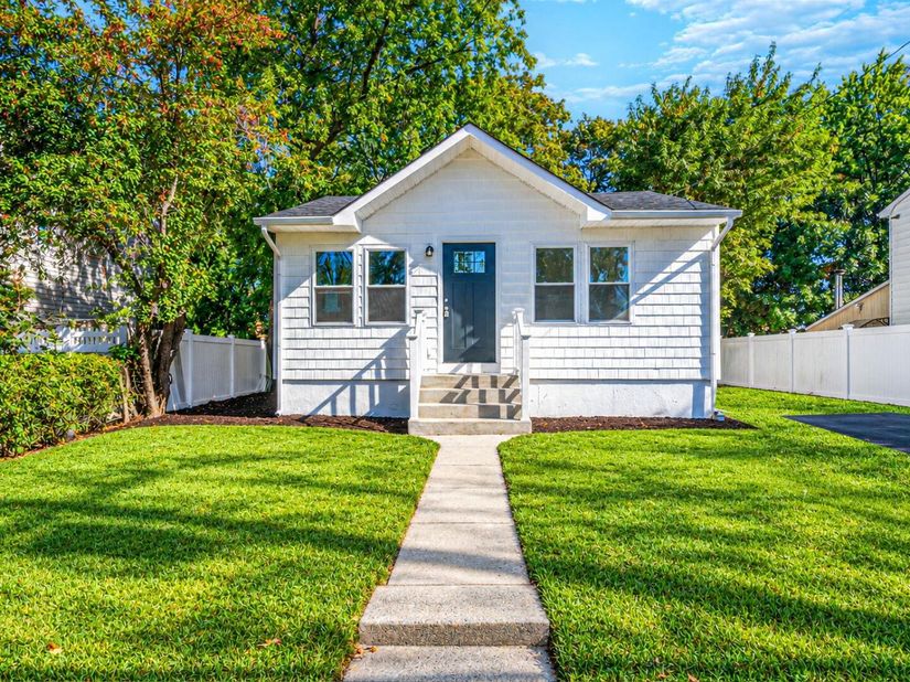 340 N Indiana Avenue, Lindenhurst NY 11757