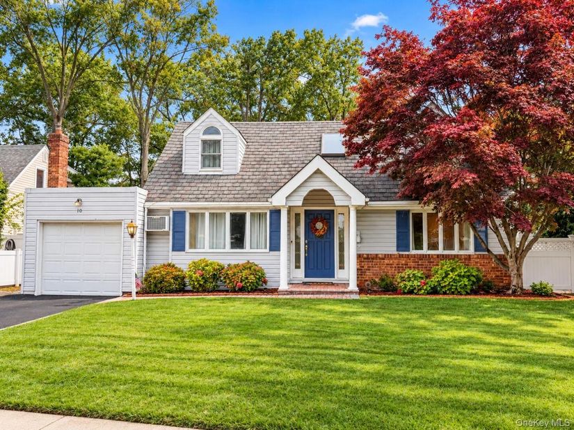 10 University Place, Glen Head NY 11545