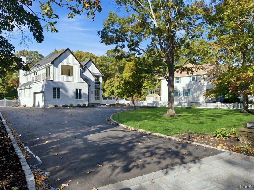 21 Hart Place B, Dix Hills NY 11746
