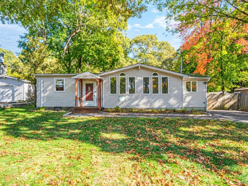 15 S Bicycle Path, Selden NY 11784