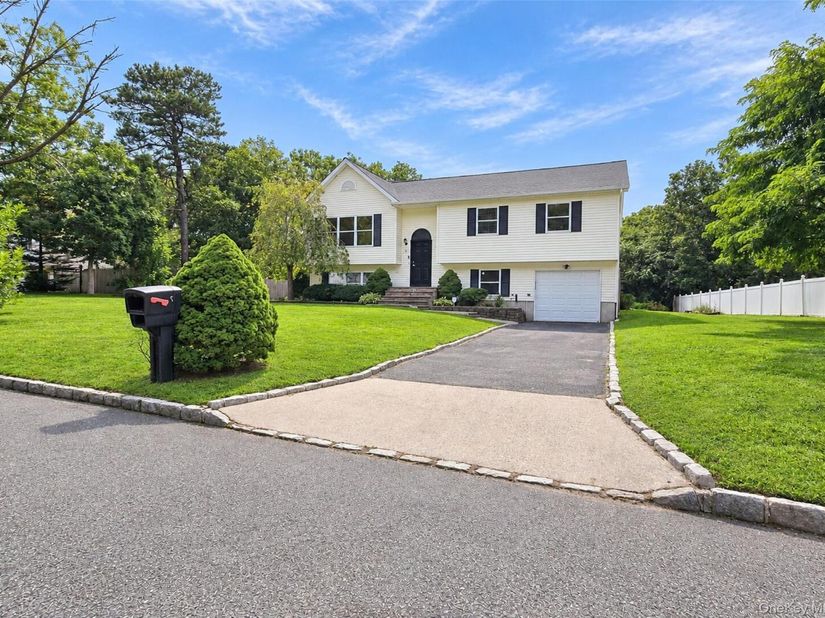 6 Gordal Lane, Coram NY 11727