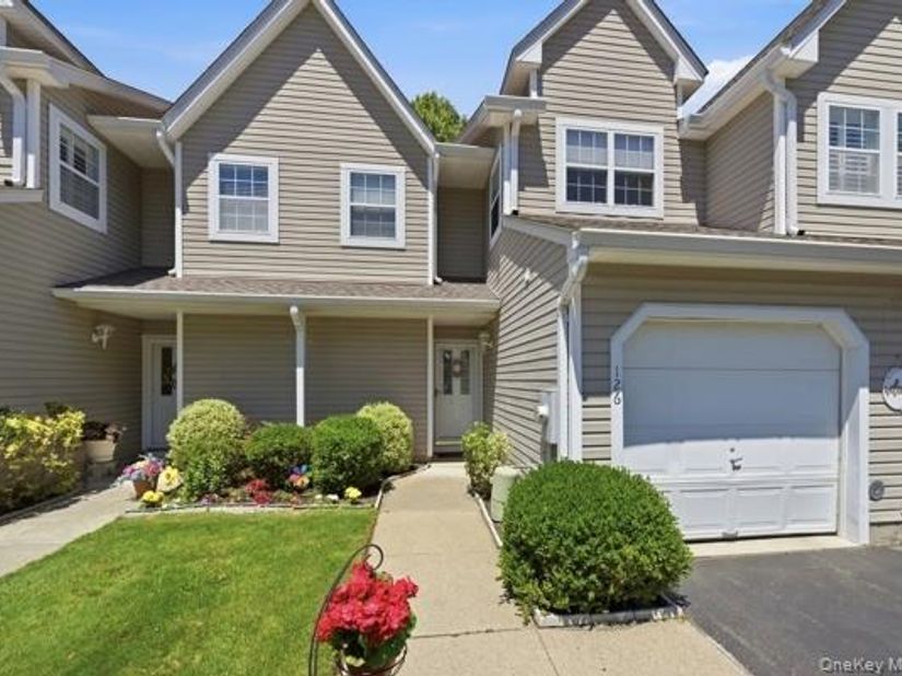 126 Erin Lane, East Setauket NY 11733