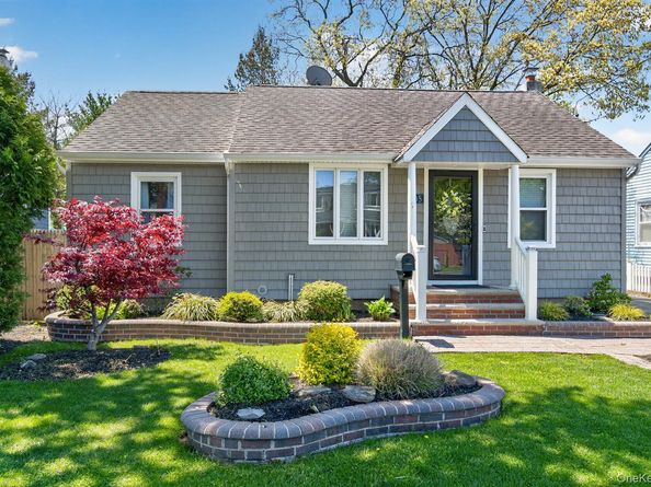 105 N Hamilton Avenue, Lindenhurst NY 11757