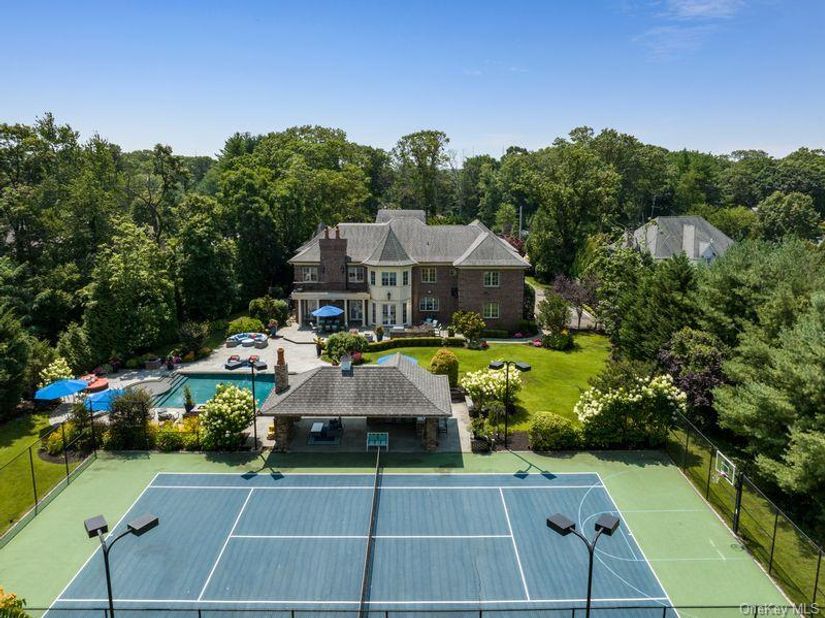 5 Kodiak Drive, Woodbury NY 11797