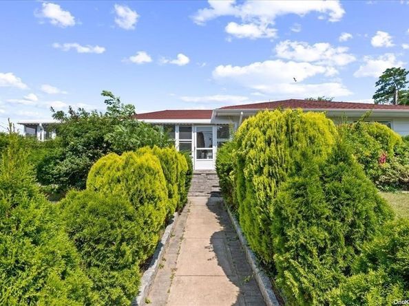 21 Oakley Avenue, Massapequa NY 11758